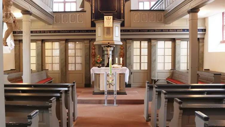 Blick auf den Altar in der Bauschheimer Kirche