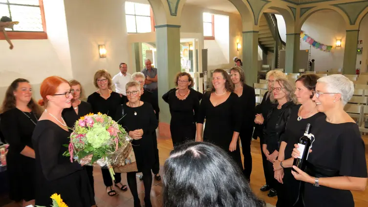 Präsent für Chorleiterin Marion E. Bücher-Herbst
