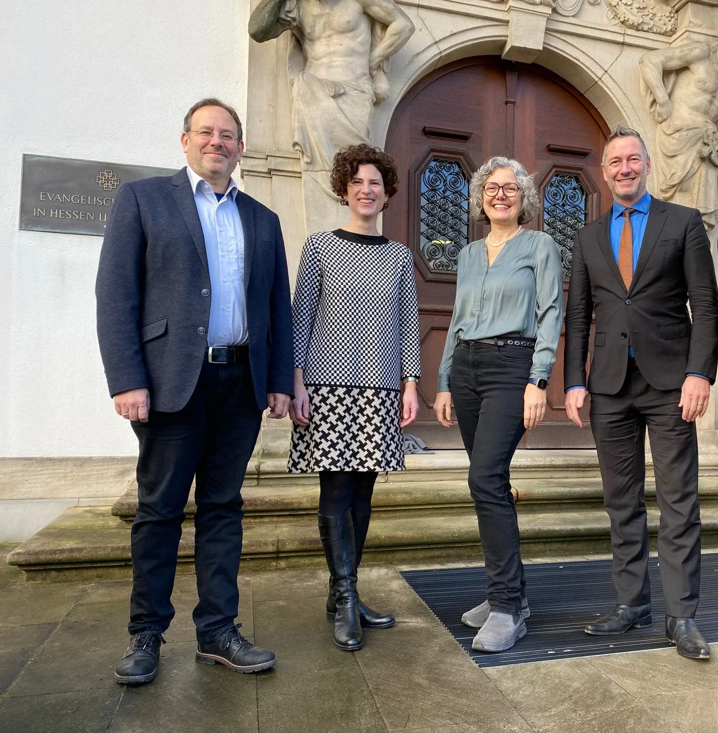 Die Schulamtdirektor:innen der Kirchlichen Schulämter vor dem Portal der Kirchenverwaltung in Darmstadt