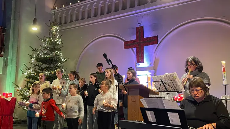 Das Foto zeigt Impressionen des Adventsmarktes rund um die Markuskirche am 1. Advent 2024 und die anschließende Lichterandacht.
