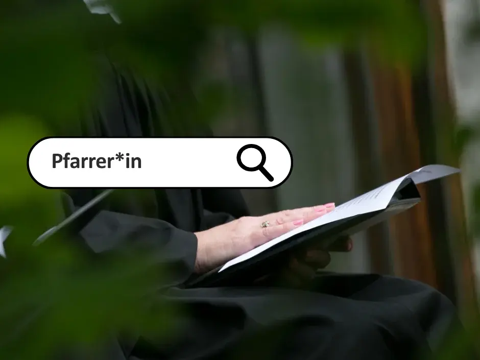 Eine Pfarrperson im Talar sitzt mit einem aufgeschlagenen Ordner in der Hand. Es sind in Seitenansicht nur Rumpf und Hände zu sehen. 