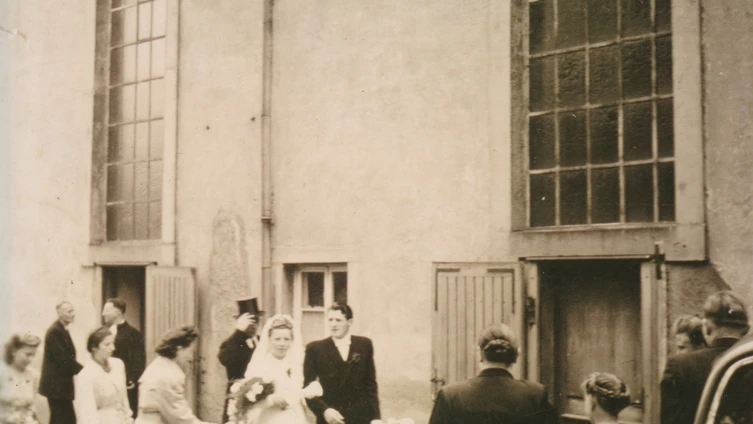 Hochzeit in der evangelischen Kirche in Ober-Ramstadt - Ansicht der Ostseite mit zwei Eingangstüren