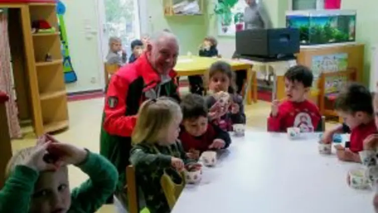 Unser Eisdielenbesitzer kam mit ganz viel Eis in die KiTa.