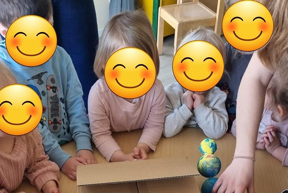 Kinder packen ein Paket aus