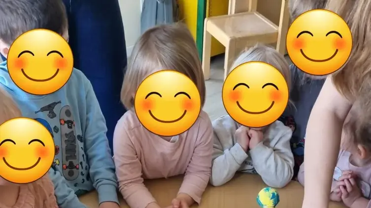 Kinder packen ein Paket aus
