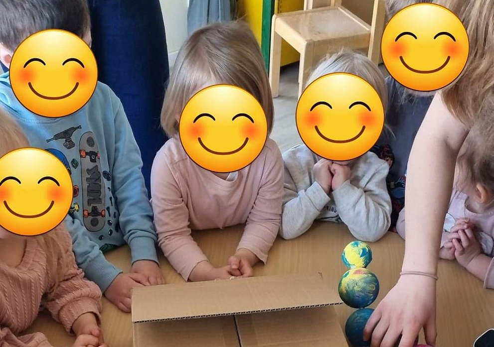 Kinder packen ein Paket aus