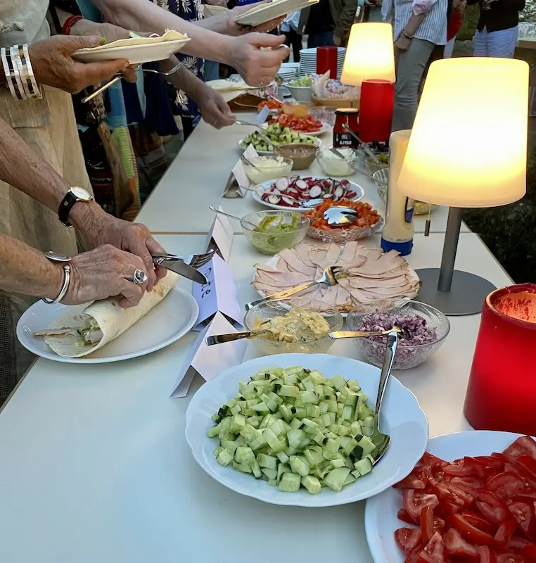 Menschen bedienen sich bei einem Bufett