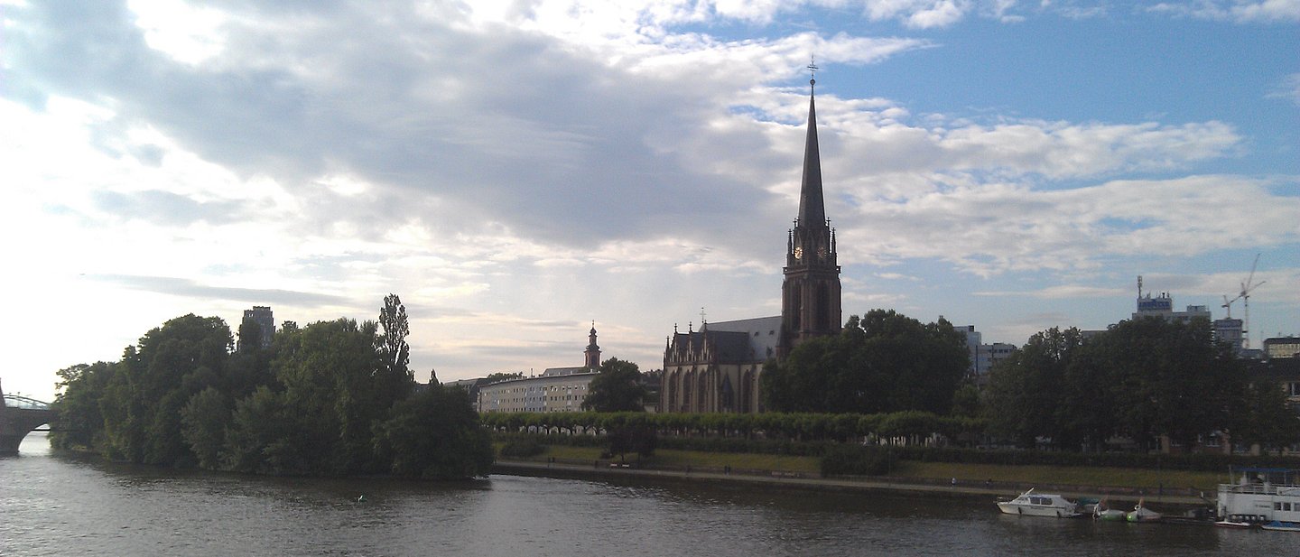 Dreikönigskirche vom Mainufer aus