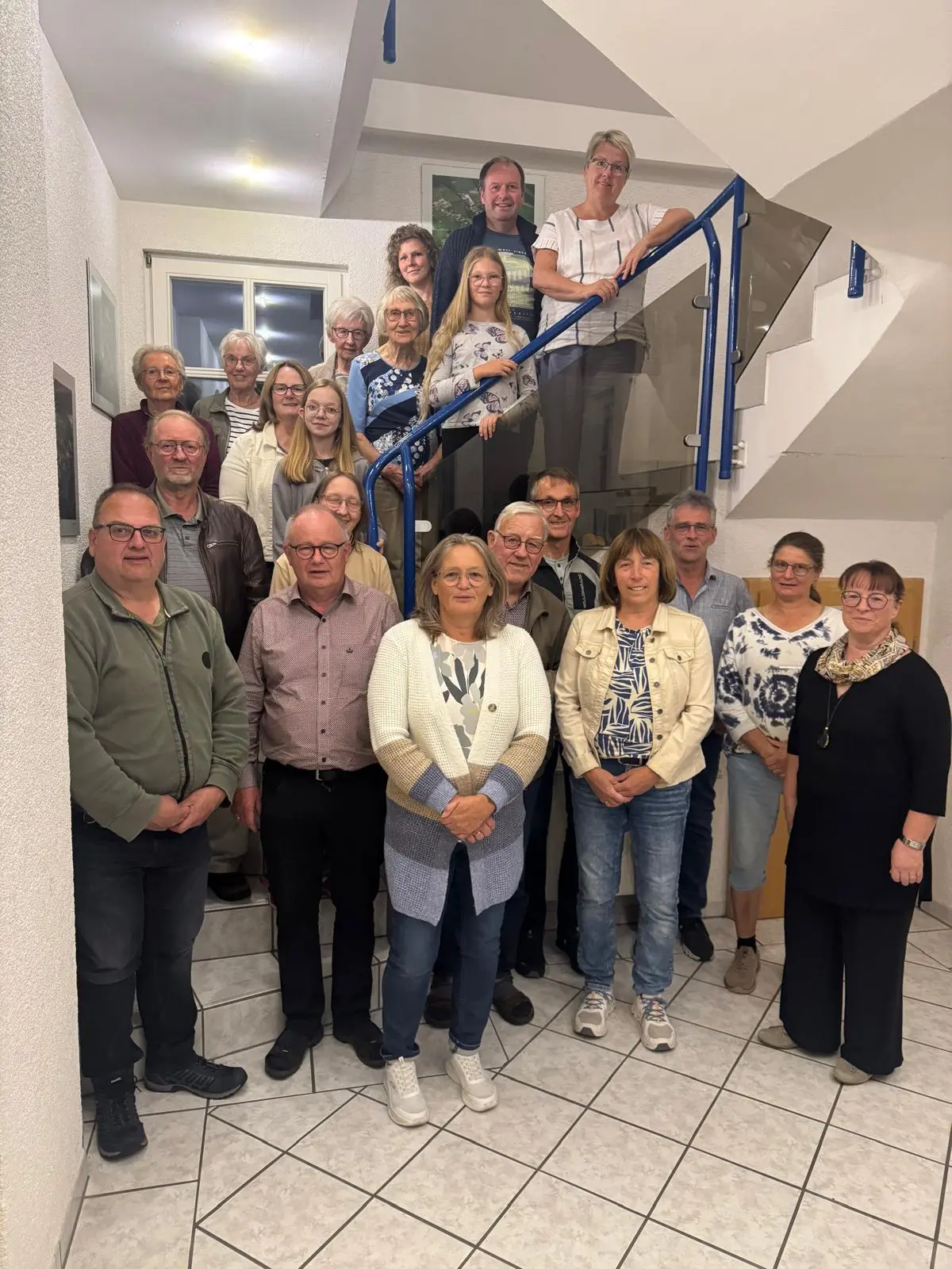 Gruppenbild des Singkreises Emmerichenhain im Treppenhaus des Martin-Luther-Hauses.