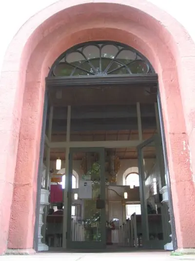 Offene Kirchentür