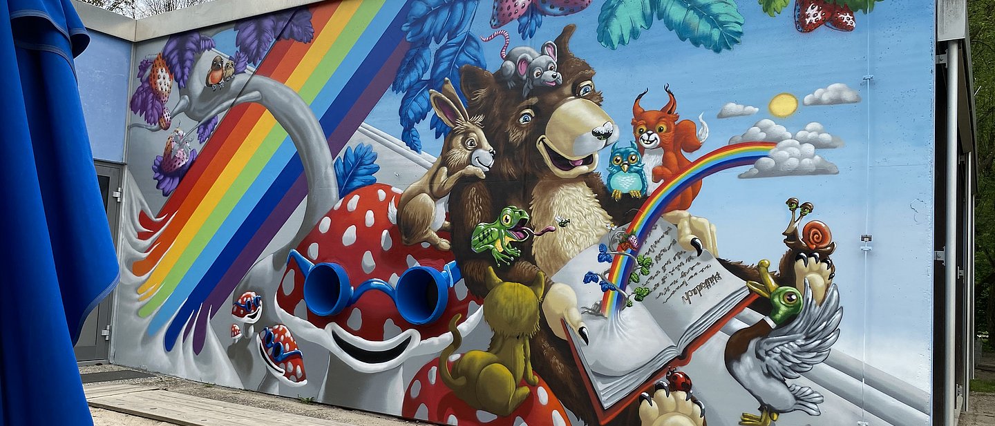 Buntes Wandbild im Eingangsbereich