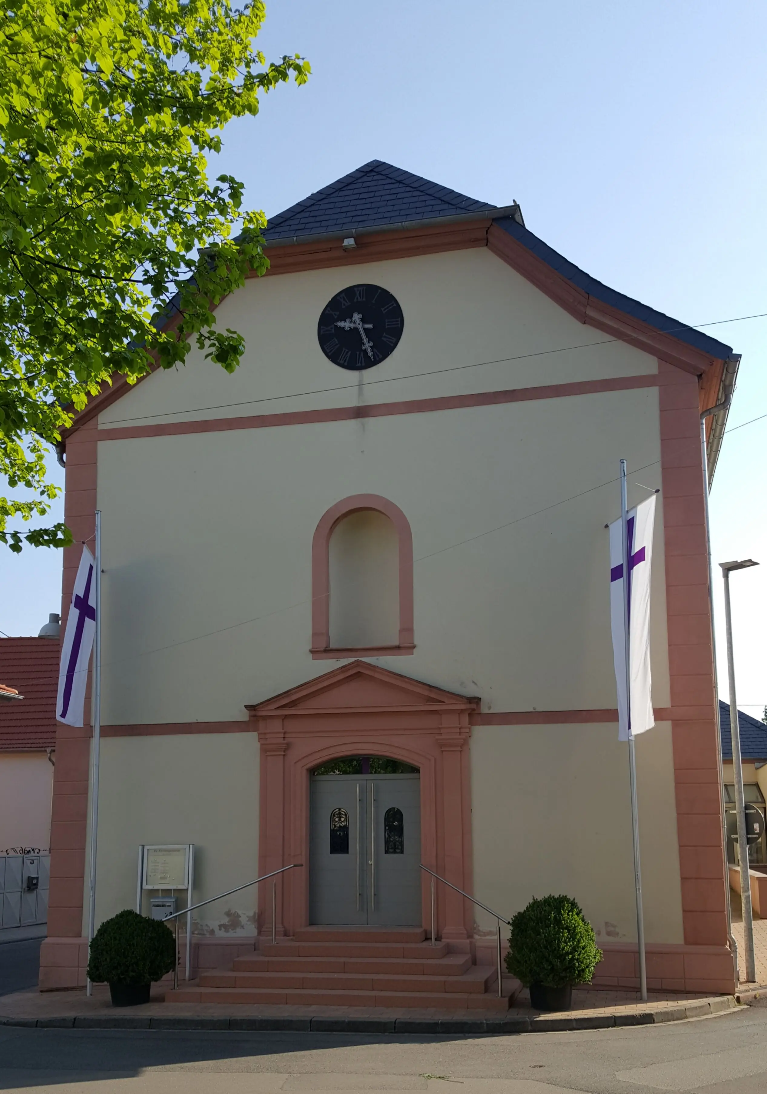 Die evangelische Christuskirche in Hackenheim