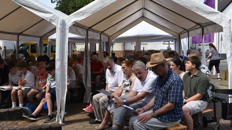 Gottesdienst zwischen Kirche und Straßenbaustelle – zumindest gefroren hat dabei sicher niemand
