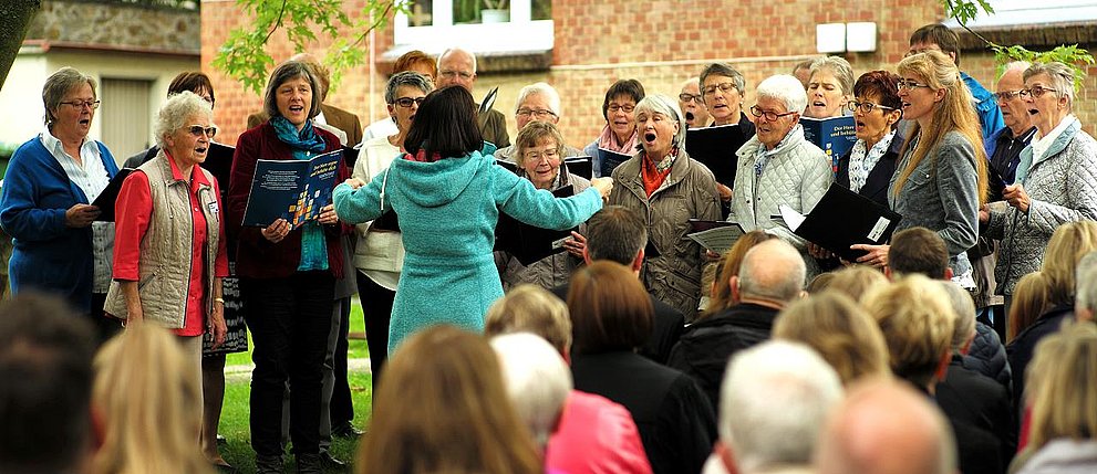 Der Kirchenchor singt beim Gemeindefest im Heuchelheimer Pfarrgarten
