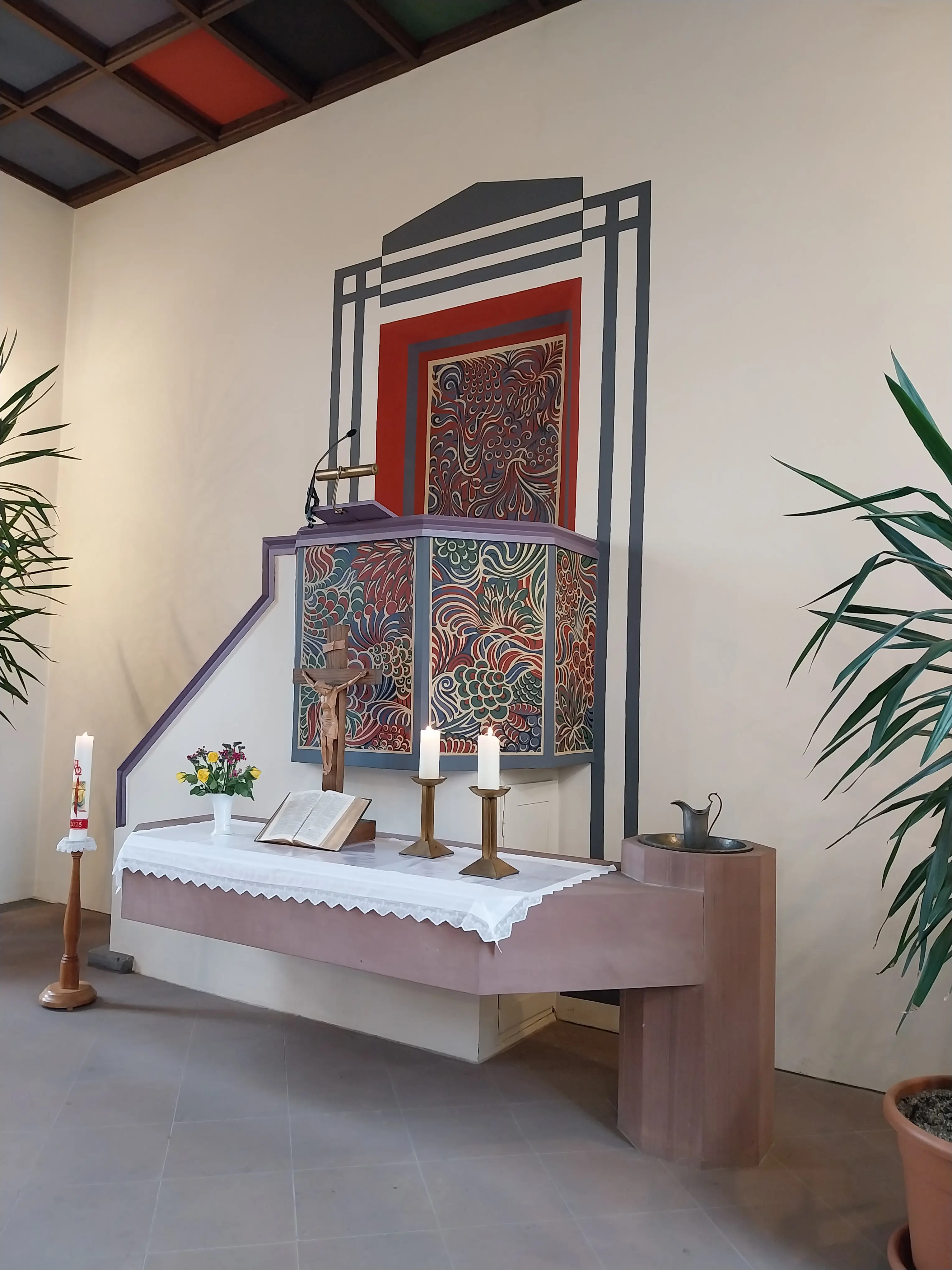 Das Bild zeigt den Altar und die Kanzel in der Schlierbacher Kirche.