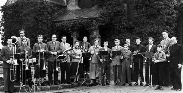 Gruppe von Menschen, Posaunenchor spiel anlässlich des Richtfestes Gemeindehaus am 15.12.1956 