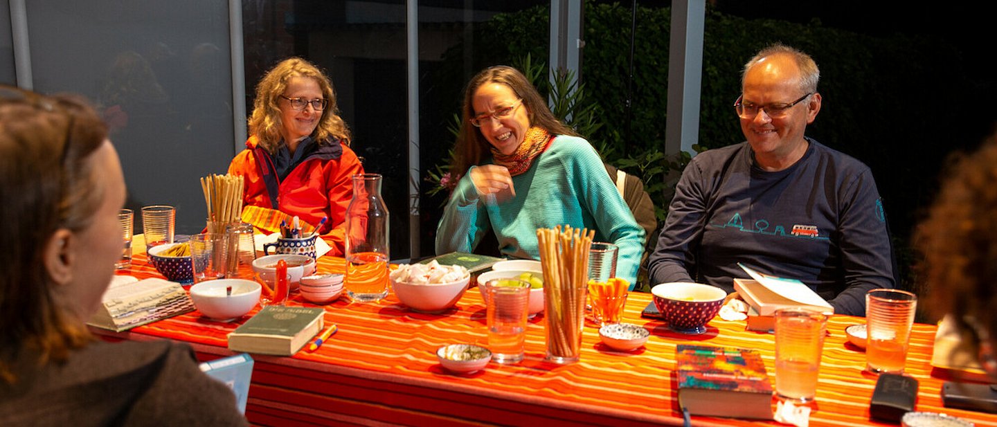 Bad Vilbel: Hauskreis, eine Gruppe evangelischer Christen trifft sich regelmäßig in einer Privatwohnung oder Wohnhaus von einem Mitglied des Kreises um gemeinsam über private Dinge und Glaubensfragen zu sprechen und gemeinsam zu beten. Hier bei Familie Mühlhans in der Feststraße 21.