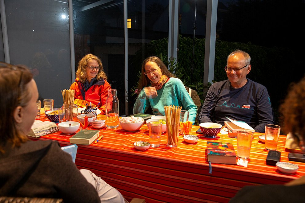 Bad Vilbel: Hauskreis, eine Gruppe evangelischer Christen trifft sich regelmäßig in einer Privatwohnung oder Wohnhaus von einem Mitglied des Kreises um gemeinsam über private Dinge und Glaubensfragen zu sprechen und gemeinsam zu beten. Hier bei Familie Mühlhans in der Feststraße 21.