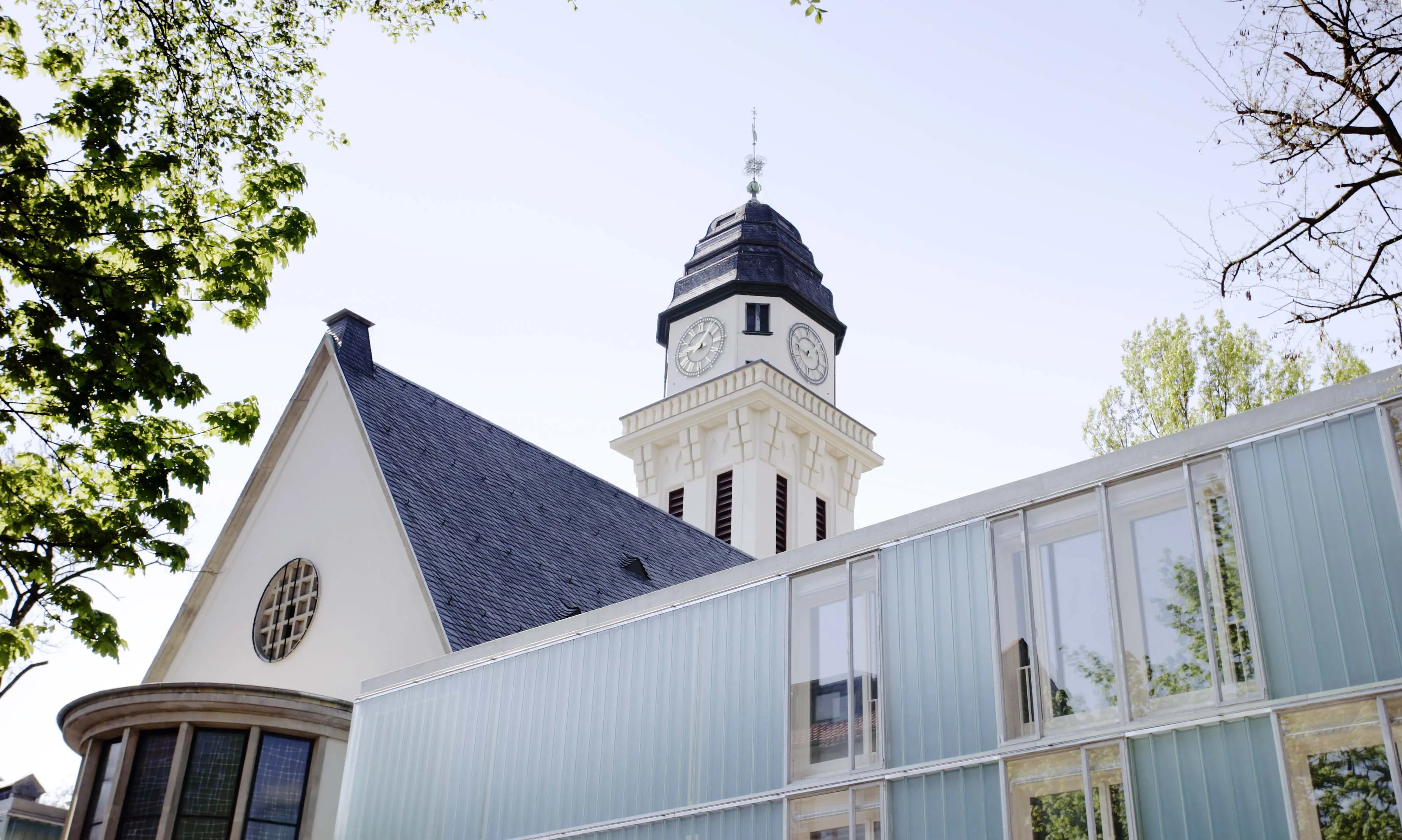 Bild von Zentrum Verkündigung der EKHN, Alter Kirchturm, davor neue Glasfassade
