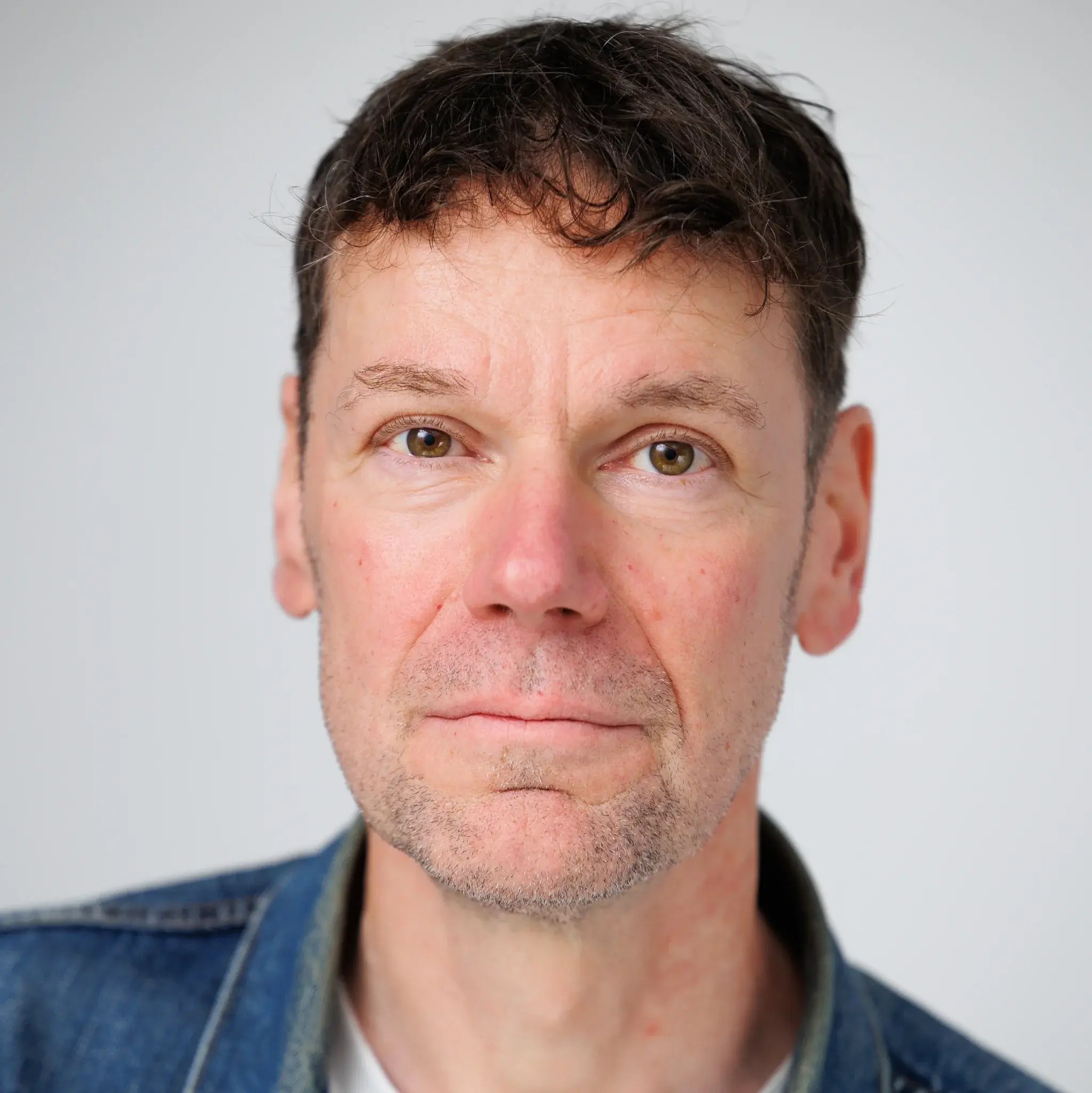 Portrait von Jens Meier vor einem hellen Hintergrund