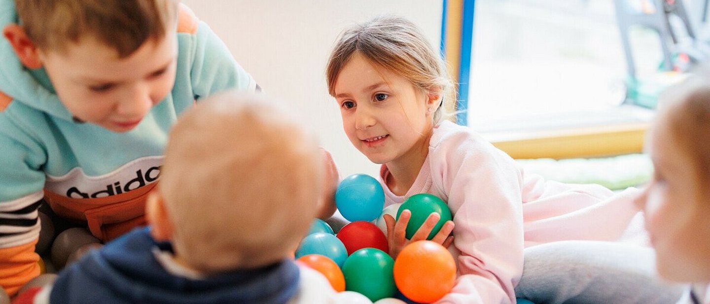 Spielende Kinder im Bällebad.