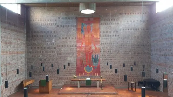 Innenraum der Johanneskirche mit Blick auf Altar und Wandteppich