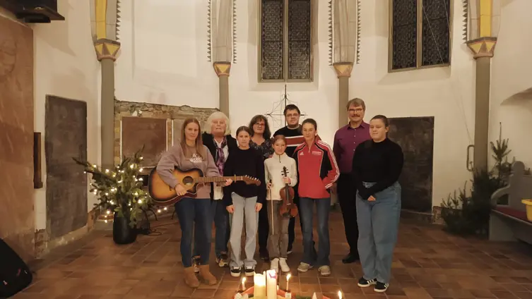 Das Foto zeigt unsere Konfigruppe während der Advertsfeier für ältere Gemeindemitglieder im Jahr 2024.