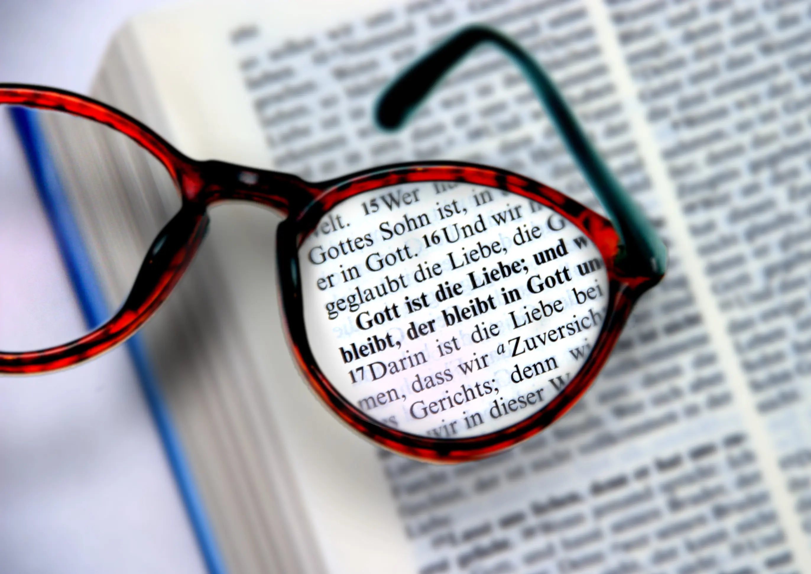 Brille liegt auf einer aufgeschlagenen Bibel