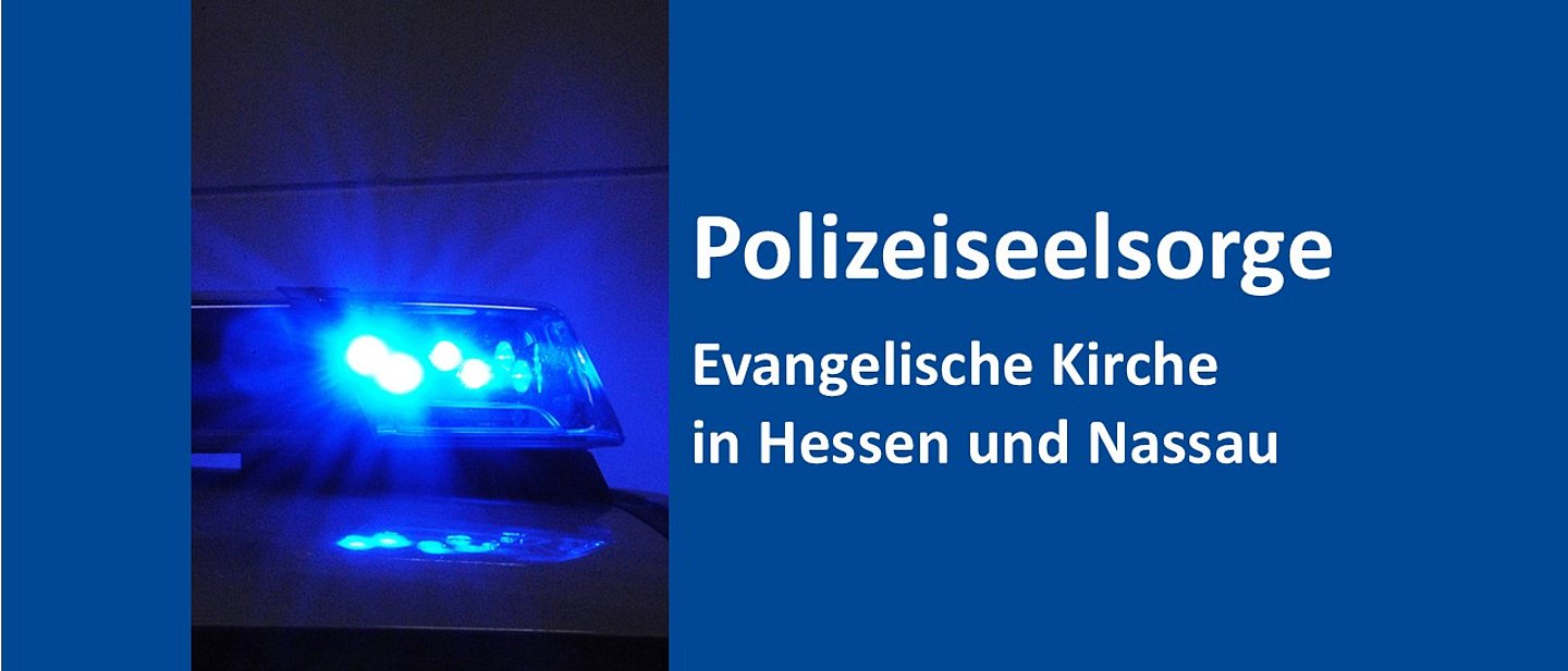 Blinkendes Blaulicht auf einem Polizeiwagen in der Nacht