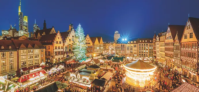 Blick auf den festlich beleuchteten Frankfurter Weihnachtsmarkt in Richtung Römer, Skyline und Innenstadt.
