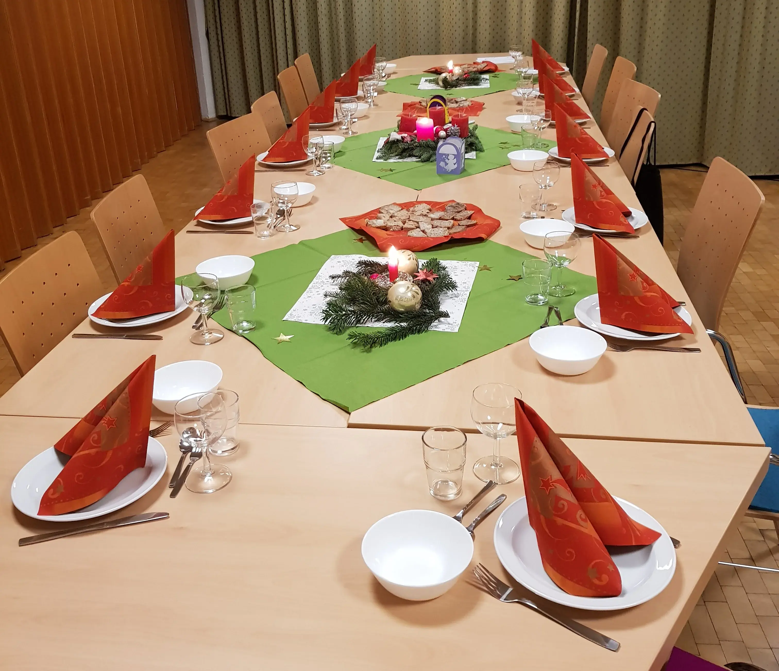 Gedeckter Tisch im Gemeindezentrum