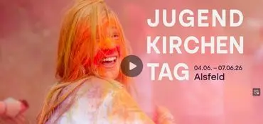 Frau mit Farbe im Gesicht freut sich, Schriftzug Jugendkirchentag