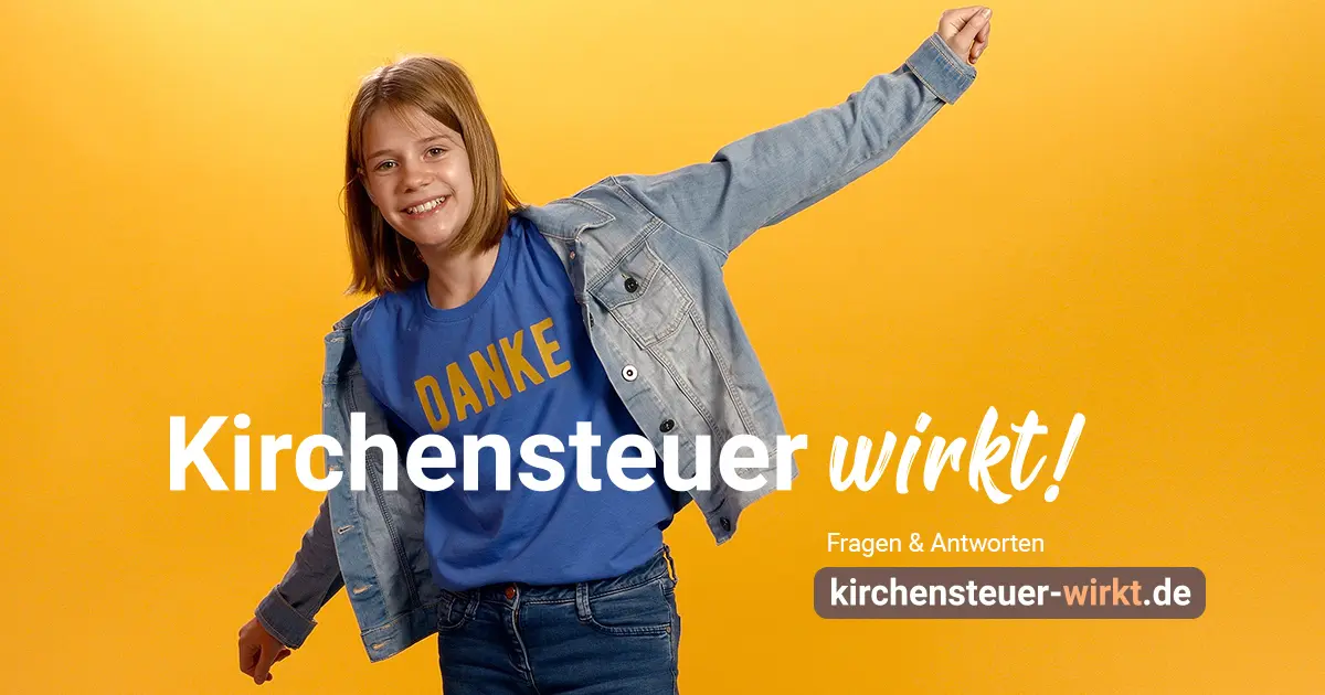 Junges Mädchen freut sich.