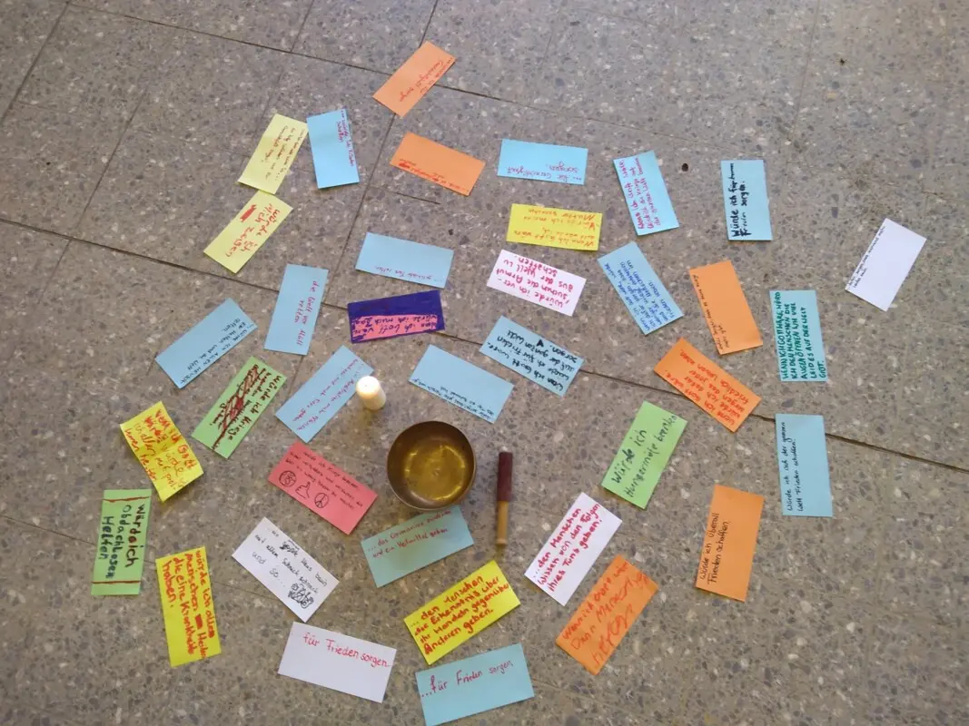 Konfirmandenarbeit Workshop Situation bunte Karten beschriftet im Kreis liegend