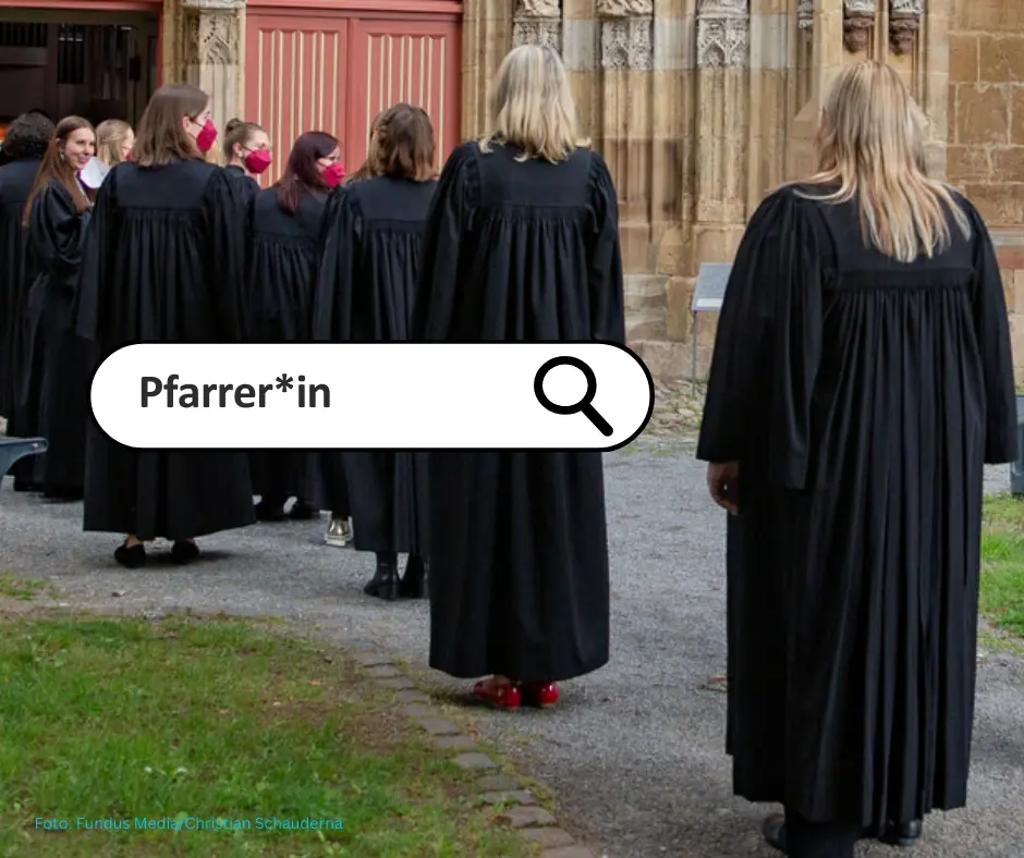 Pfarrer*innen in Talaren gehen auf einem Weg in Richtung einer geöffneten Kirchentüre. Davor ein Suchfeld mit dem Wort "Pfarrer*in" und der Abbildung einer Lupe. 