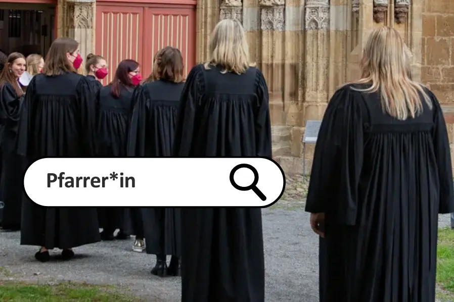 Pfarrer*innen in Talaren gehen auf einem Weg in Richtung einer geöffneten Kirchentüre. Davor ein Suchfeld mit dem Wort "Pfarrer*in" und der Abbildung einer Lupe. 