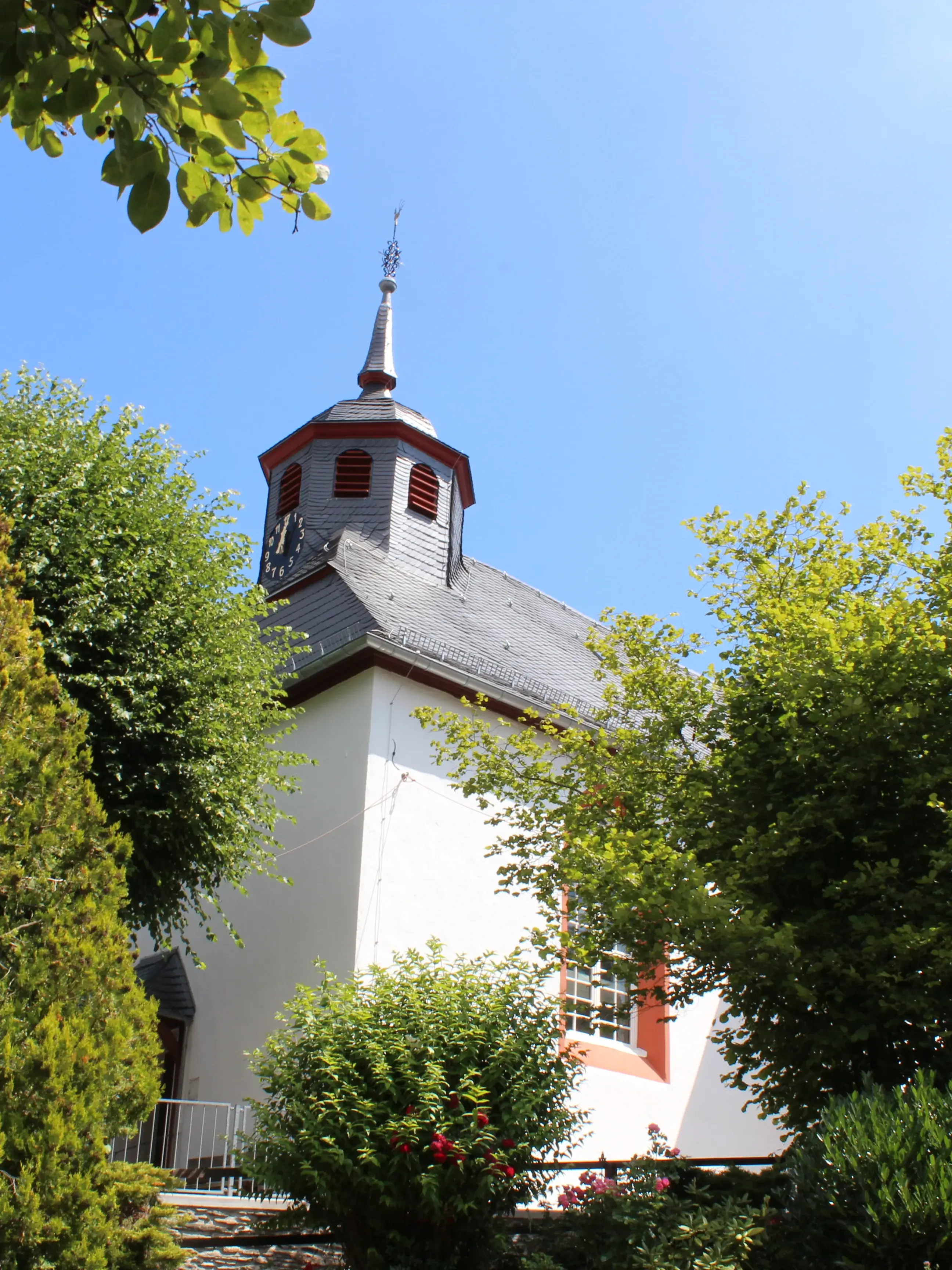 Evangelische Kirche von Westerfeld mit Bäumen