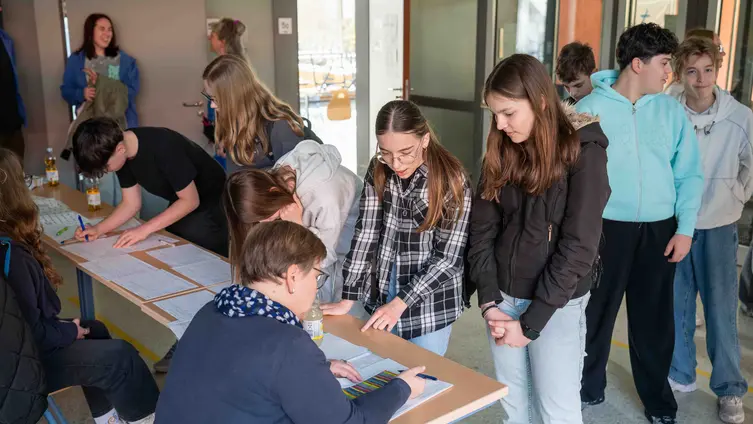 Teilnehmende beim Check-In