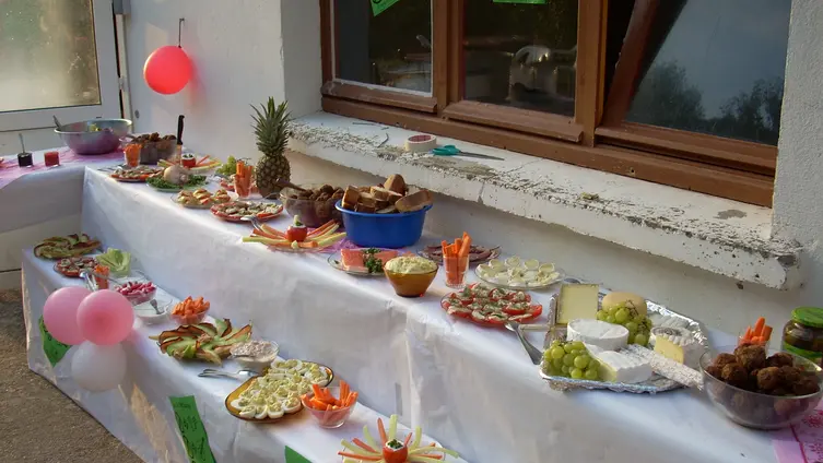 Selbst zubereitetes Buffet während einer Sommerfreizeit in Südfrankreich