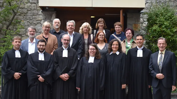 Großer Bahnhof für die neue Pfarrerin Eva Lawrenz (vorne Mitte): neben Propst Stephan Arras, Präses Dr. Michael Grevel und Dekan Steffen Held sowie assistierenden Kolleginnen und Kollegen nahm auch der Kirchenvorstand an der Ordination teil