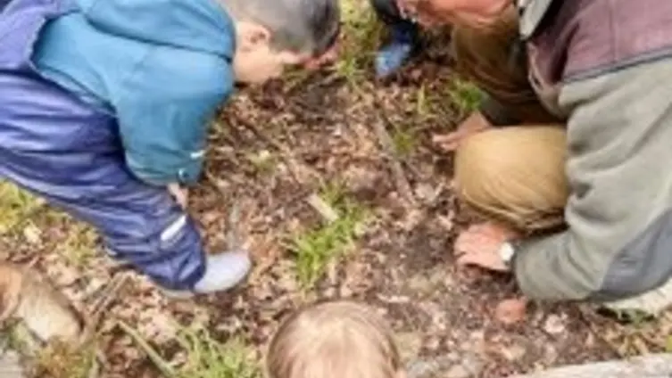 Das Foto zeigt die Kinder der KiTa Haus des Kindes während des Besuches des Försters.