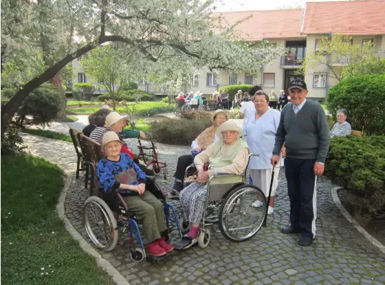 Foto von Pflegeheimbewohnern im Garten