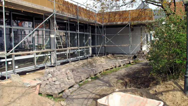 Außenbereich vor Club- und Jugendraum