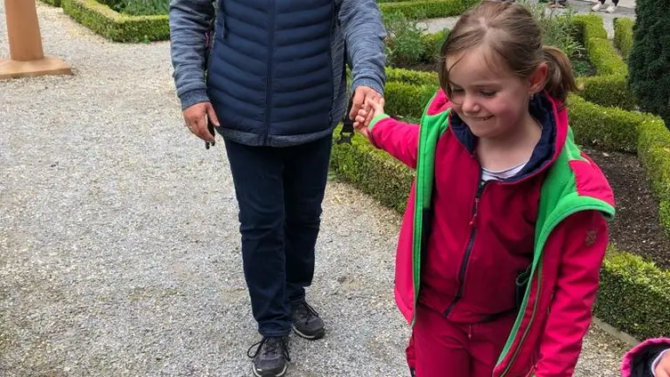 Das Foto zeigt eine gemeindame Aktivität der Eltern, Kinder und Erzieher des Haus des Kindes während des Familienausfluges!