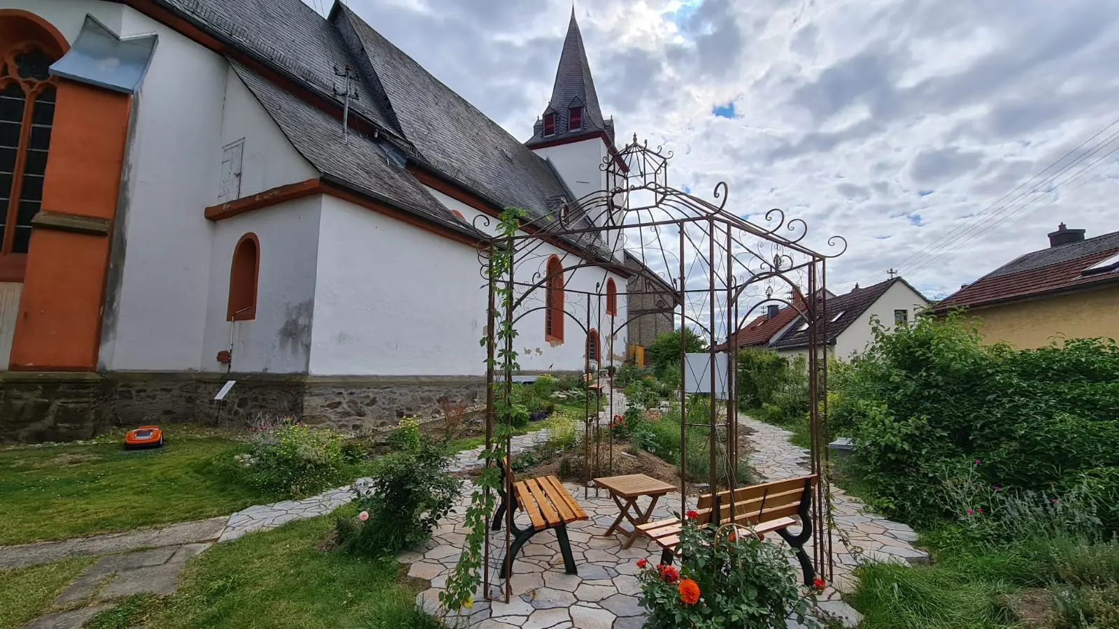 Pavillon mit den noch unbearbeiteten Beeten vor der Christuskirche