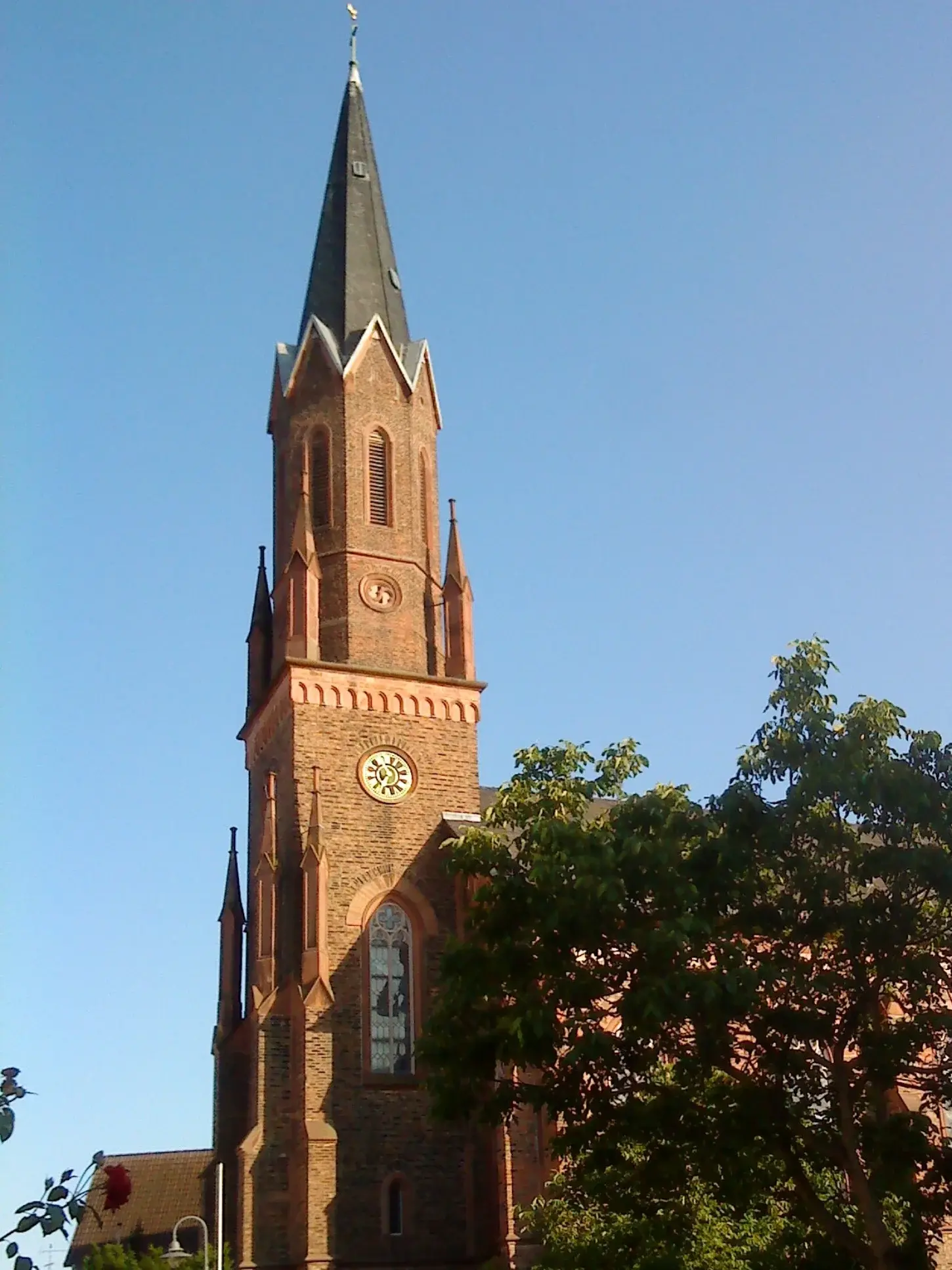 Die evangelische Kirche von Seulberg an einem sonnigen Tag bei blauem Himmel