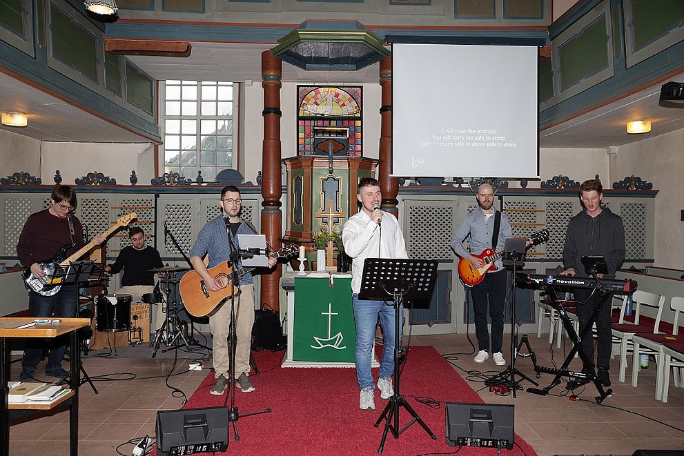 Gemeindeband im Altarraum der Kirche Liebenscheid
