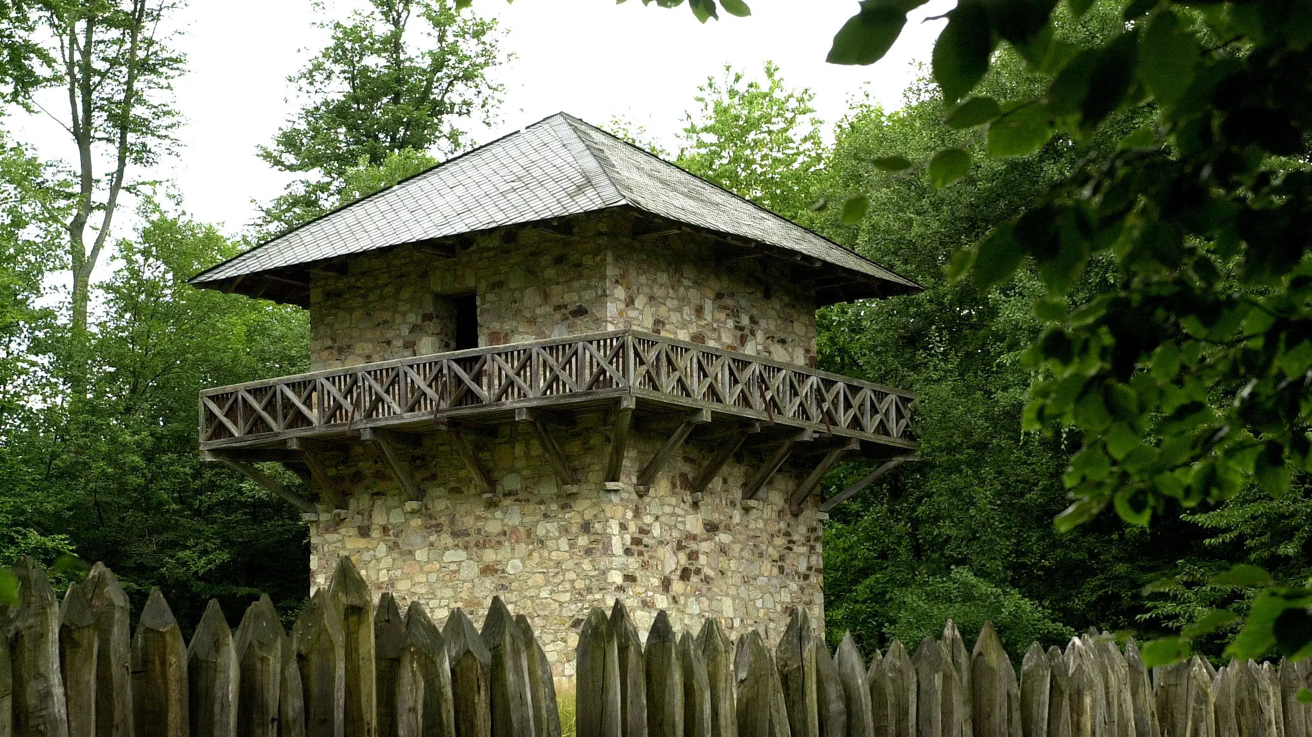 Limesturm bei Orlen von der Zaunseite (mit Pflöcken) aus fotografiert