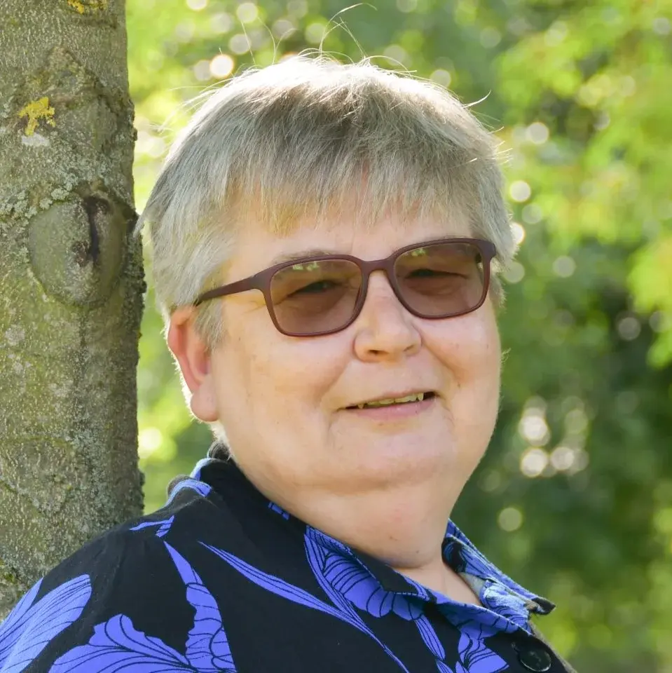 Pfarrerin Petra Dobrzinski Pfarrerin Petra Dobrzinski - Portraitfoto draußen