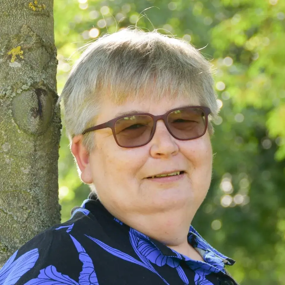 Pfarrerin Petra Dobrzinski Pfarrerin Petra Dobrzinski - Portraitfoto draußen